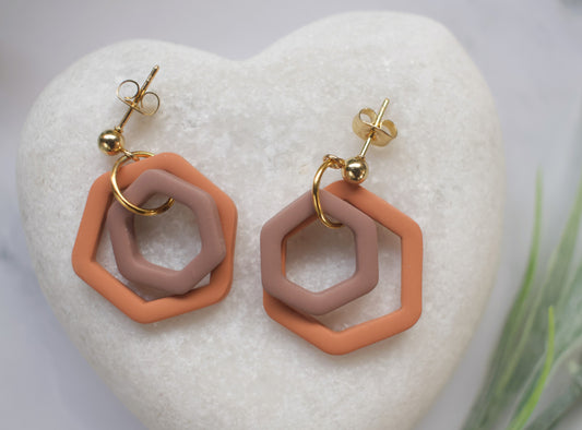 Pair of earrings with hexagonal design on a heart-shaped white stone