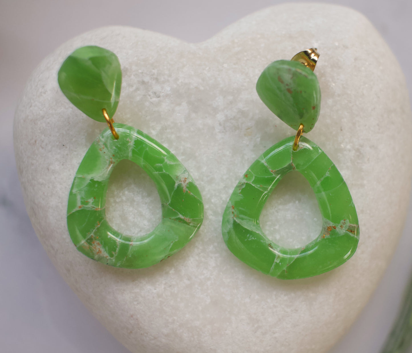 Green marbleized earrings on a heart-shaped stone